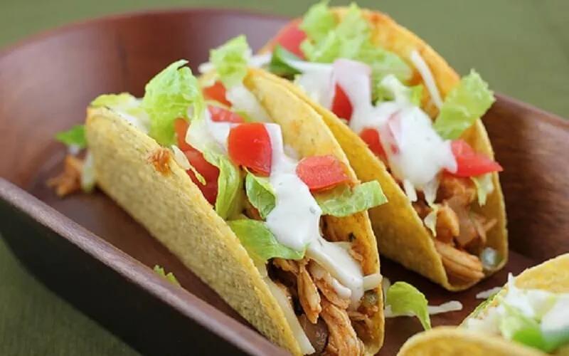 Khám phá công thức làm Tacos gà kiểu Mexico với nước sốt tỏi dễ dàng thực hiện ngay tại nhà, mang đến hương vị đặc sắc và mới lạ.