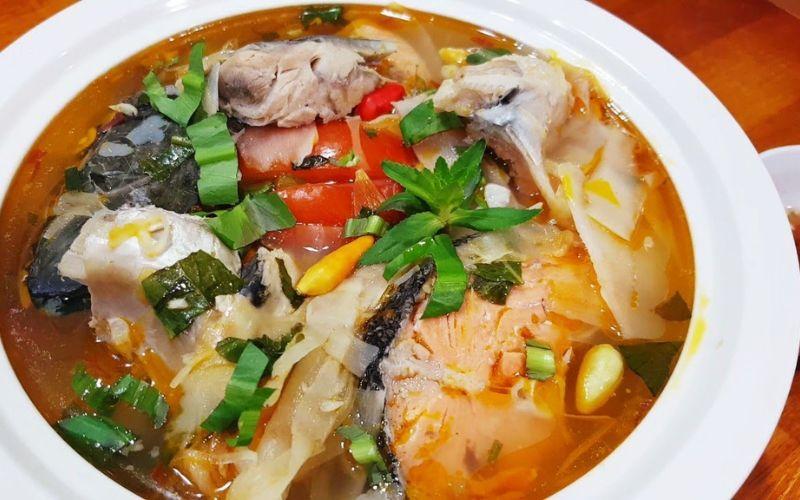 Hướng dẫn cách nấu canh chua đầu cá hồi đúng chuẩn, thơm ngon mà không hề có mùi tanh.