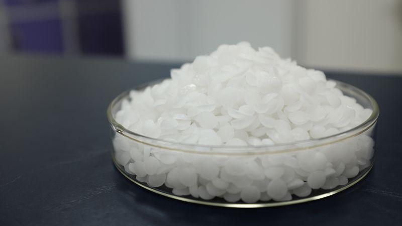 Khám phá sự thật về Sodium Hydroxide trong mỹ phẩm: Lợi ích hay tác hại?