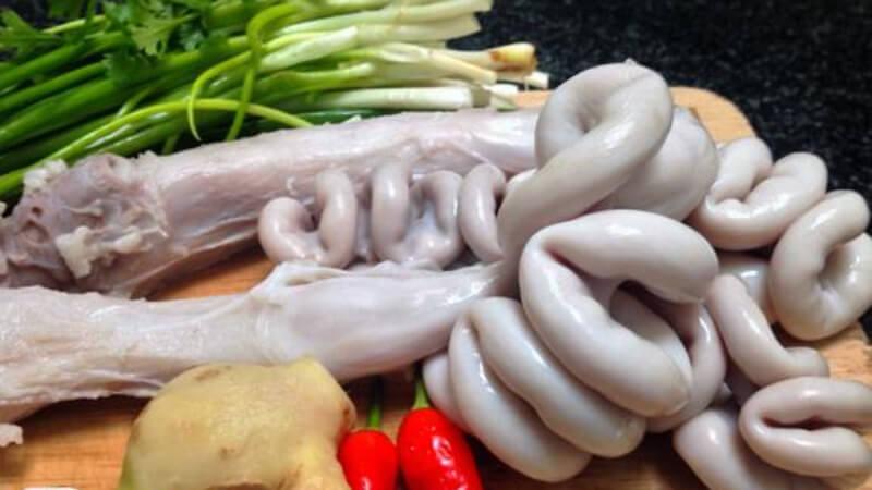 Bữa cơm thêm phần hấp dẫn với món dồi trường xào chua cay, một lựa chọn tuyệt vời cho những ai yêu thích hương vị độc đáo và đậm đà.