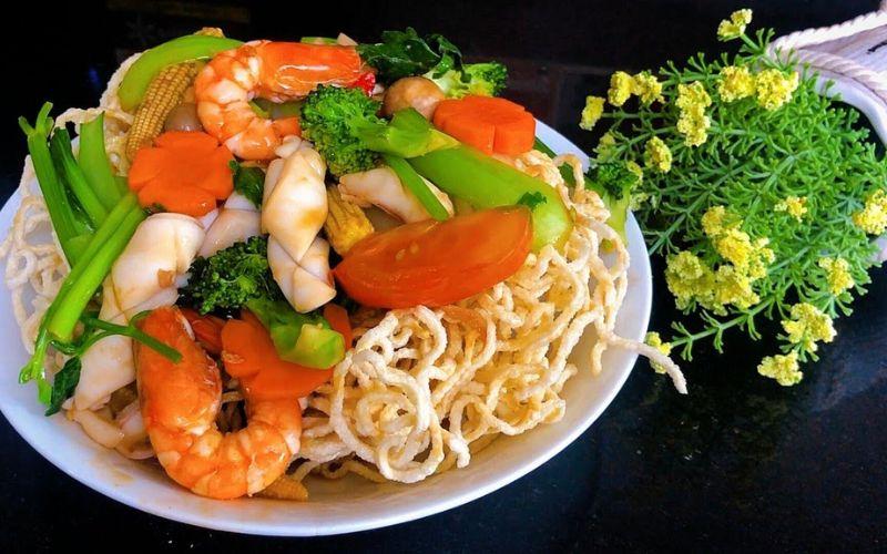 Hướng dẫn làm mì xào giòn hải sản chuẩn vị người Hoa, giòn lâu mà không bị mềm.