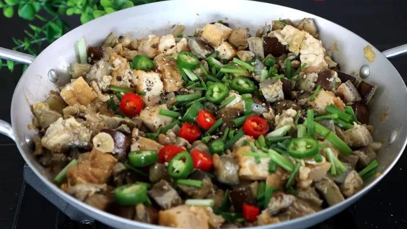 Khám phá món cà tím xào trứng dễ làm, hấp dẫn, là lựa chọn tuyệt vời cho bữa cơm gia đình thêm phần phong phú
