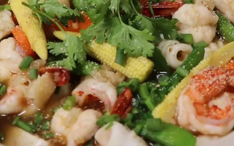 Khám phá cách chế biến đậu hũ hải sản đậm đà, chuẩn vị nhà hàng Hoa ngay tại gian bếp của bạn.