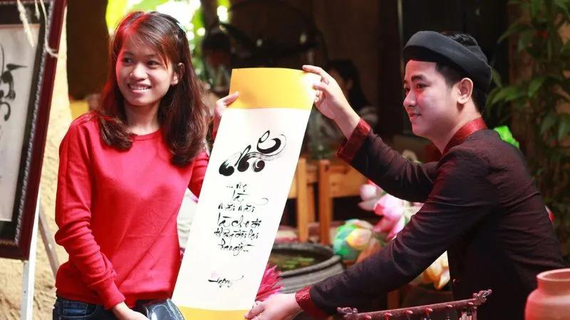 Những nghệ nhân 9x tại Sài Gòn đang khéo léo kết hợp nghệ thuật thư pháp và tranh vẽ, tạo nên một không gian độc đáo thu hút đông đảo du khách đến chiêm ngưỡng và trải nghiệm văn hóa Tết.