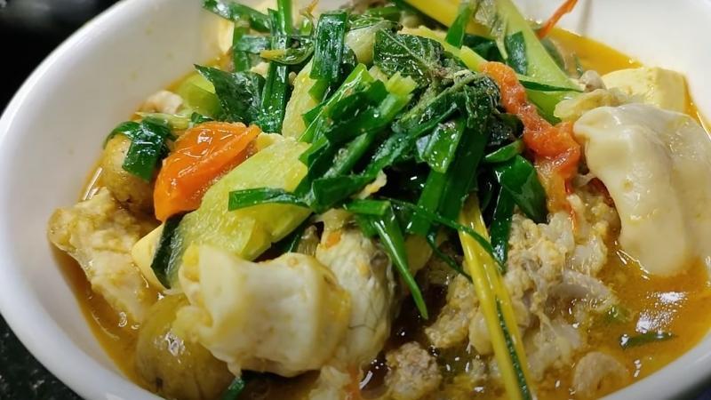 Canh cá dọc mùng - món ăn giải nhiệt tuyệt vời cho những ngày hè oi ả, mang đến sự thanh mát từ vị ngọt tự nhiên của cá hòa quyện cùng chua dịu từ dọc mùng, là lựa chọn lý tưởng cho bữa cơm gia đình trong mùa nóng.