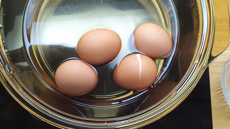 Viền xanh quanh lòng đỏ trứng luộc là gì? Liệu có gây hại khi ăn không?