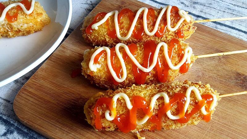 Khám phá cách làm Hot Dog giòn rụm không cần bột, món ăn thơm ngon sẽ khiến bạn mê mẩn.