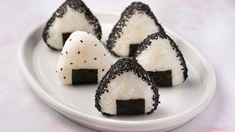Onigiri là gì? Khám phá các loại onigiri thơm ngon, chuẩn Nhật, mang đến trải nghiệm ẩm thực đầy thú vị.