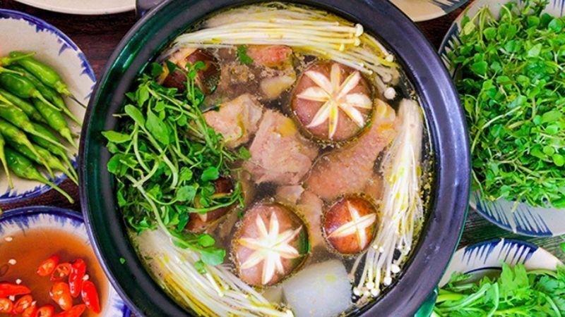 Món lẩu gà nấu nấm ấm nóng, đầy dinh dưỡng là sự lựa chọn lý tưởng cho những bữa ăn gia đình, giúp xua tan cái lạnh mùa đông và mang lại sự ấm áp cho mọi thành viên. Hãy cùng thử ngay công thức này để cả nhà thưởng thức món ăn bổ dưỡng và thơm ngon!
