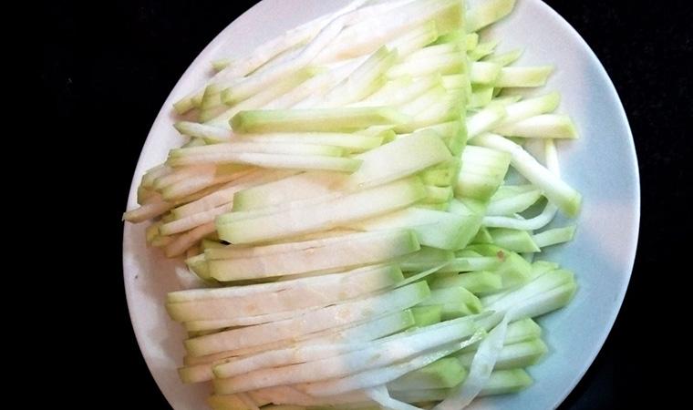 Hướng dẫn làm bầu xào tôm khô