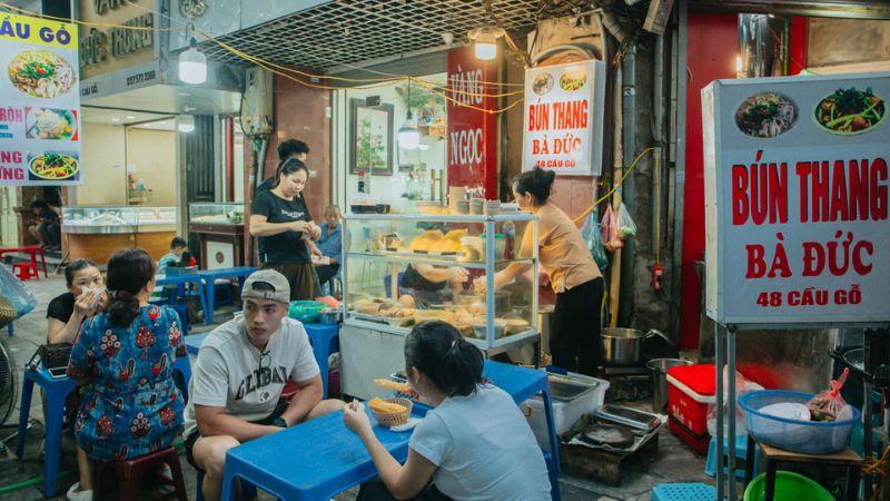 Nếu có dịp ghé qua khu phố cổ Hà Nội vào buổi chiều tối, đừng bỏ lỡ cơ hội thưởng thức bún thang Bà Đức, nơi mỗi ngày chỉ bán 500 bát, tạo nên một món ăn nổi tiếng khó quên.