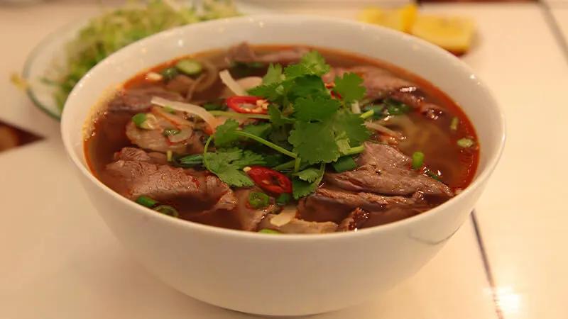 Cách nấu bún bò “siêu nhanh” tại nhà ngon tuyệt, chỉ 30 phút là có ngay bữa ăn