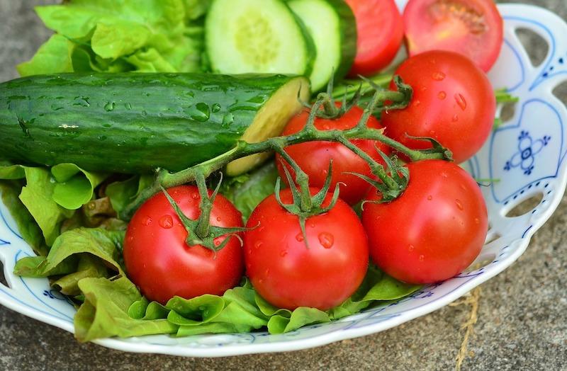 Cách chế biến món salad cá hộp chua ngọt với rau tươi giòn ngon