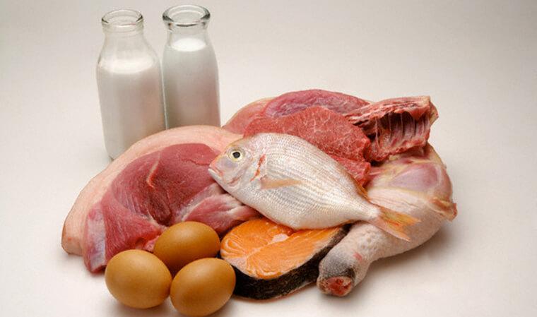 Có nên uống sữa hàng ngày khi bị bệnh gout? Đây là câu hỏi mà nhiều người thắc mắc. Trái ngược với suy nghĩ phổ biến, sữa không phải là tác nhân gây ra gout mà còn có thể hỗ trợ cải thiện tình trạng bệnh.