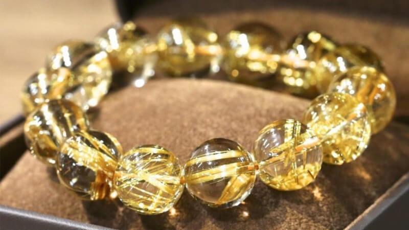 Khám phá 15 mẫu vòng tay phong thủy dành cho nam và nữ mệnh Thổ, giúp tăng cường vượng khí và mang lại sự thịnh vượng cho người đeo.