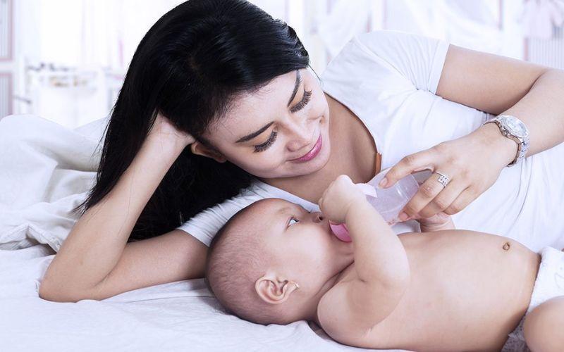 Mẹ bỉm sữa có cần kiêng cữ sau sinh không? Và khi nào thì có thể ra ngoài để tận hưởng không khí trong lành?