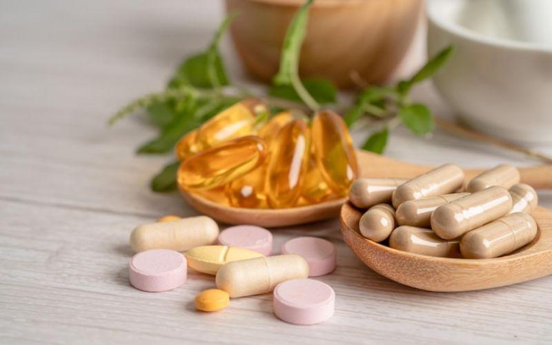 Chị em đang chia sẻ bí quyết kết hợp ba loại vitamin để ủ tóc dài nhanh và ngăn ngừa rụng tóc hiệu quả.