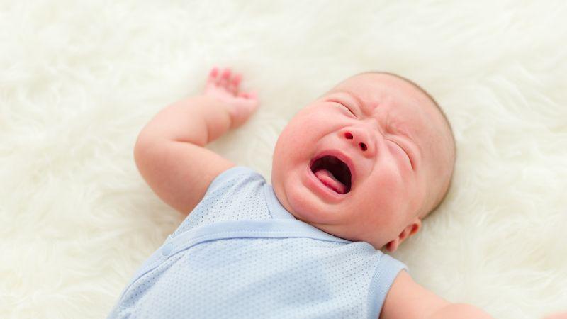 Liệu việc bé sơ sinh thường xuyên lè lưỡi và nhai miệng có phải là hiện tượng bình thường?