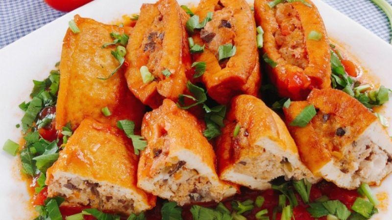 Chị Trang giới thiệu cách chế biến đậu hũ nhồi thịt, một món ăn không chỉ đơn giản mà còn rất dễ thưởng thức, mang lại sự mới mẻ cho bữa ăn gia đình.