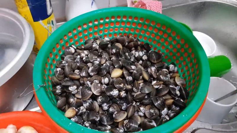 Chỉ cần hai bước đơn giản, bạn sẽ nhanh chóng tách vỏ hến một cách dễ dàng và tiện lợi.
