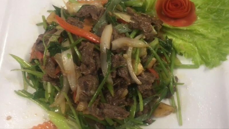 Công thức bò xào cần tỏi đơn giản, dễ thực hiện nhưng lại mang đến hương vị thơm nức mũi, khiến mọi người không thể cưỡng lại.