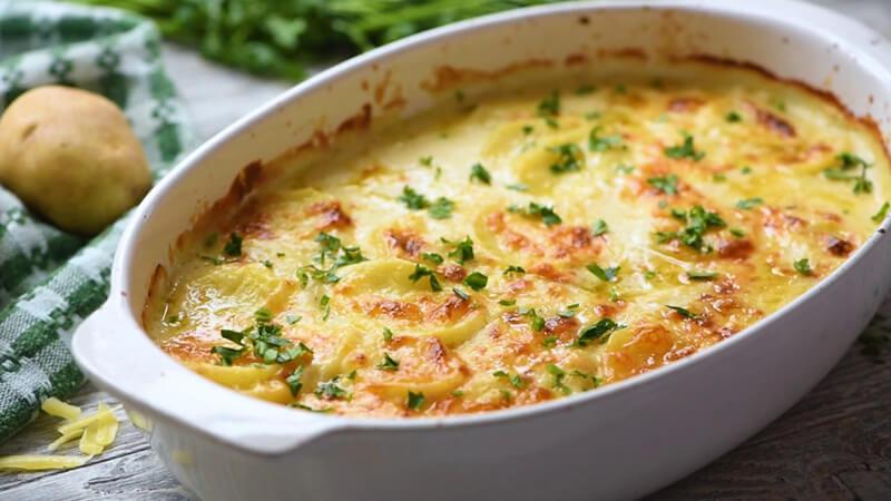 Gratin là món ăn nổi bật trong ẩm thực Pháp, với khoai tây nướng giòn tan, phủ lớp phô mai béo ngậy và hương vị hấp dẫn khó cưỡng.