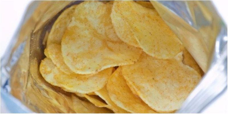 Vì sao mì ăn liền luôn lơ lửng, không chạm đáy ly?