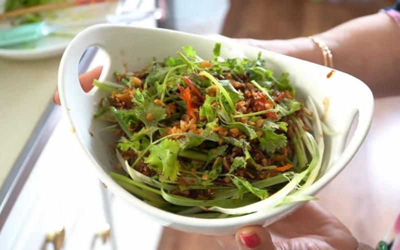 Khám phá hương vị đặc biệt từ món cá bống mú hấp hành gừng - sự kết hợp hoàn hảo giữa vị ngọt thanh của cá và hương thơm ấm áp của gừng, mang lại một trải nghiệm ẩm thực mới mẻ.