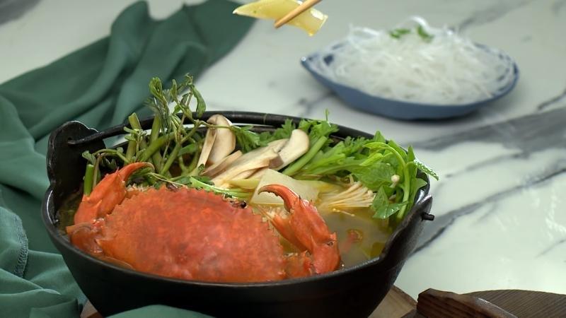Khám phá công thức lẩu bầu cua ấm áp, hoàn hảo cho bữa tiệc gia đình vào cuối tuần này.