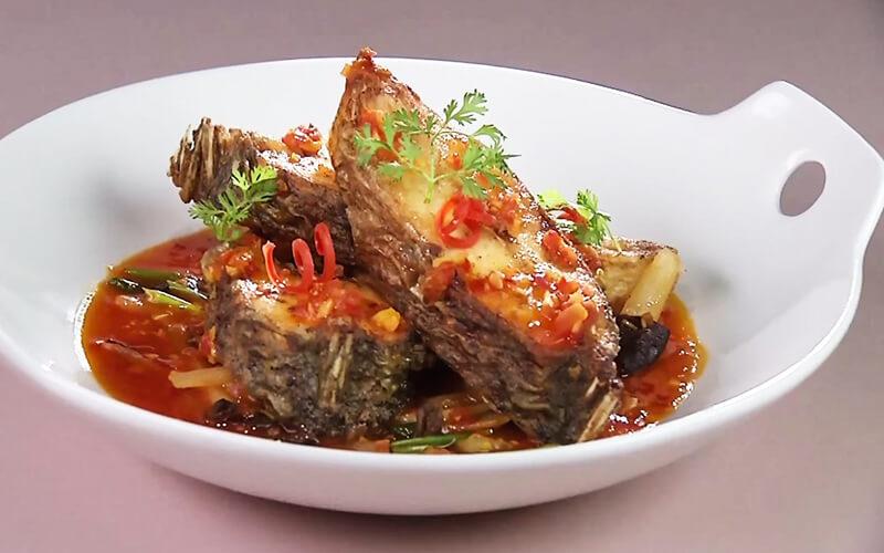 Hướng dẫn chi tiết cách chế biến món cá rô phi rán sốt cà chua, mang đến hương vị ngọt ngào, đậm đà, chuẩn phong cách truyền thống.