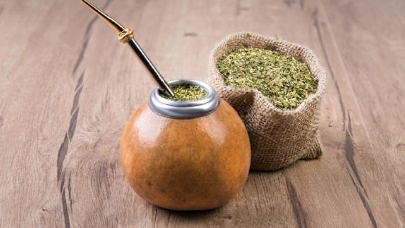 Yerba Mate là một thức uống truyền thống nổi bật, mang đến không chỉ hương vị đặc trưng mà còn vô vàn tác dụng có lợi cho sức khỏe. Cùng tìm hiểu về nguồn gốc và cách sử dụng Yerba Mate sao cho an toàn và hiệu quả.