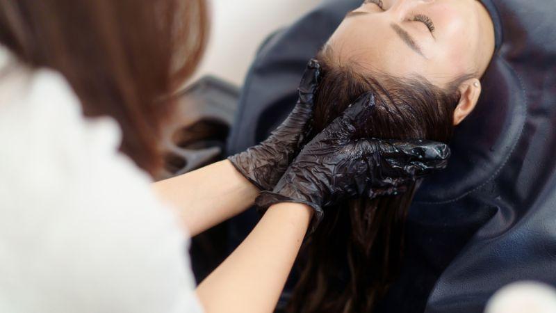 Những sai lầm cần tránh khi gội đầu mùa hè để bảo vệ tóc khỏi gàu và gãy rụng