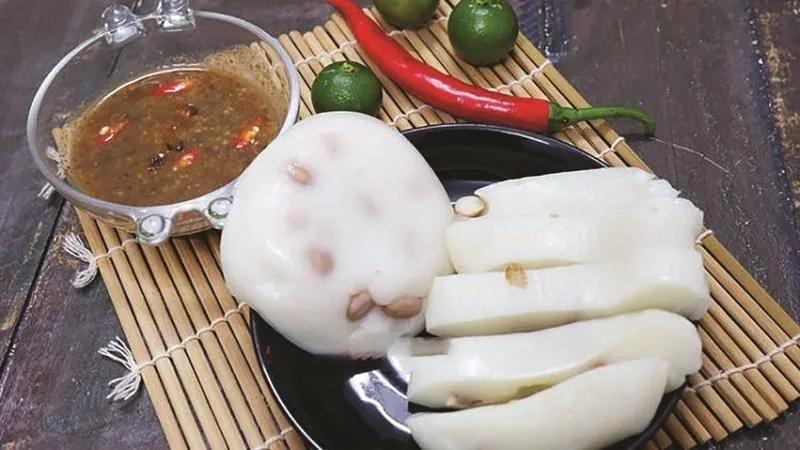 Khám phá cách làm bánh đúc lạc chấm tương với hương vị quê nhà, lạ miệng mà không kém phần hấp dẫn.