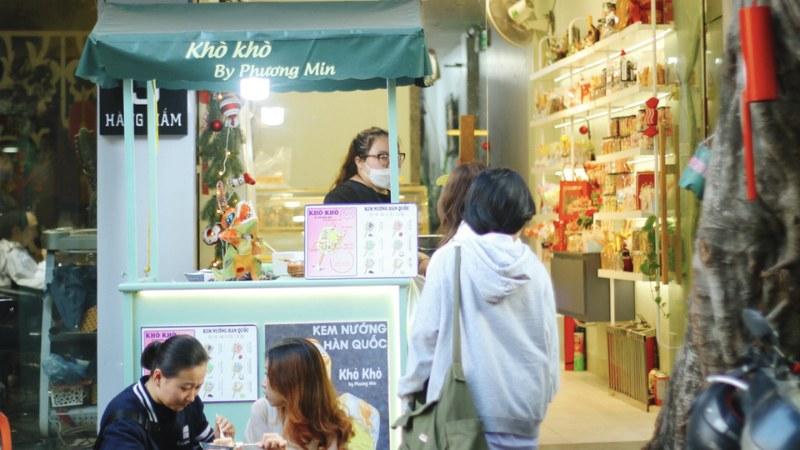 Trong những ngày Hà Nội se lạnh, bạn không thể bỏ qua món kem nướng Hàn Quốc đặc sắc tại khu vực Hoàn Kiếm.