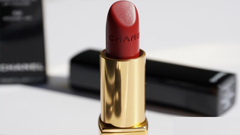 Chanel 58 Rouge Vie, màu đỏ mận quyến rũ, mang đến vẻ đẹp sang trọng và lôi cuốn đến không ngờ.