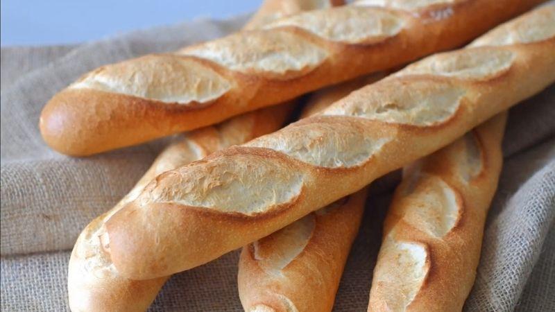 Khám phá cách làm bánh mì baguette Pháp giòn rụm, mềm xốp, với ruột đặc trưng.