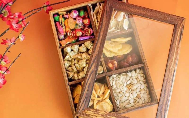Khám phá hơn 15 mẫu hộp đựng bánh kẹo Tết 2024 với thiết kế tinh tế, bền bỉ và độc đáo, là lựa chọn hoàn hảo cho không gian Tết thêm phần sang trọng.