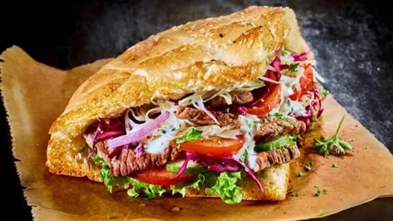 Hướng dẫn chi tiết cách chế biến bánh mì tam giác doner kebab Thổ Nhĩ Kỳ, mang đến một món ăn không chỉ thơm ngon mà còn cực kỳ đẹp mắt.