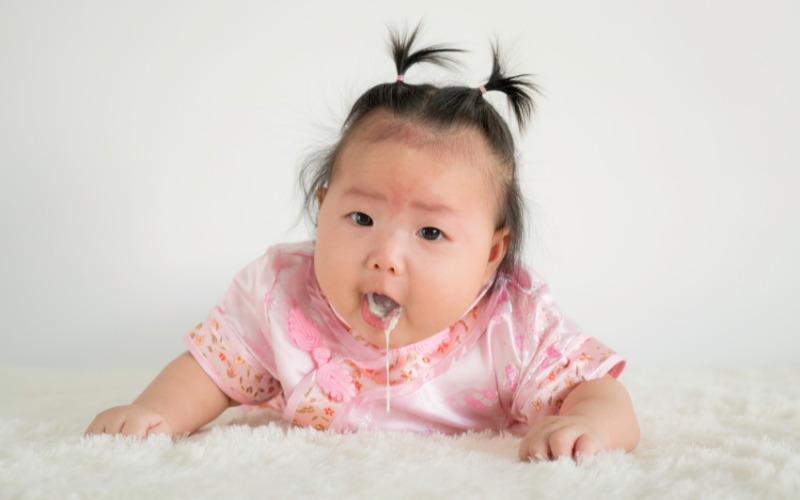 Tại sao trẻ sơ sinh lại nôn trớ với dịch màu vàng? Hãy cùng tìm hiểu nguyên nhân của hiện tượng này.