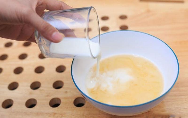 Gội đầu bằng bia kết hợp với sữa tươi không chỉ thúc đẩy tóc mọc nhanh chóng mà còn giúp phục hồi tóc hư tổn, mang lại mái tóc chắc khỏe và suôn mượt.
