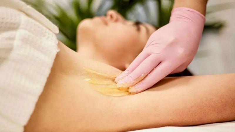 Lưu ý quan trọng khi wax lông nách tại nhà để tránh tình trạng thâm sạm dưới vùng da cánh tay.