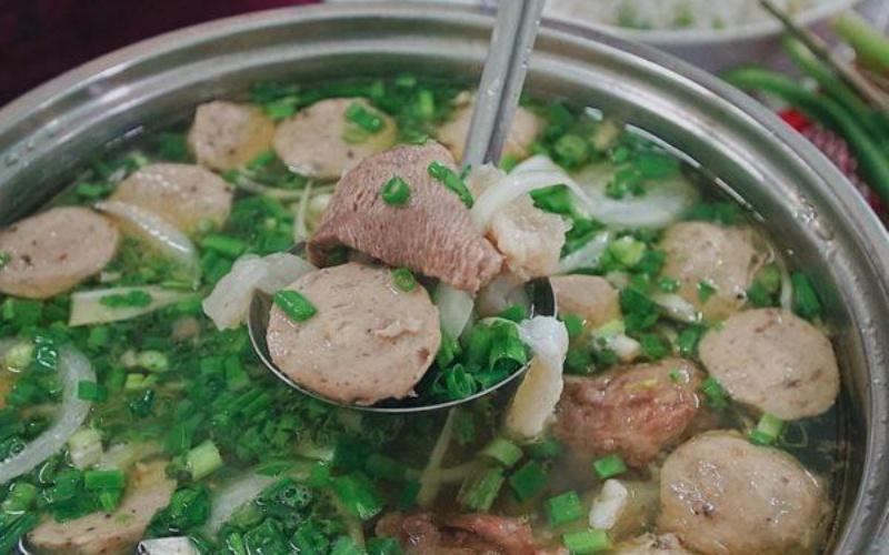 Khám phá 2 công thức nấu lẩu bò thập cẩm, với thịt bò mềm ngon, đậm đà và đầy dinh dưỡng cho những ngày cuối tuần thư giãn bên gia đình