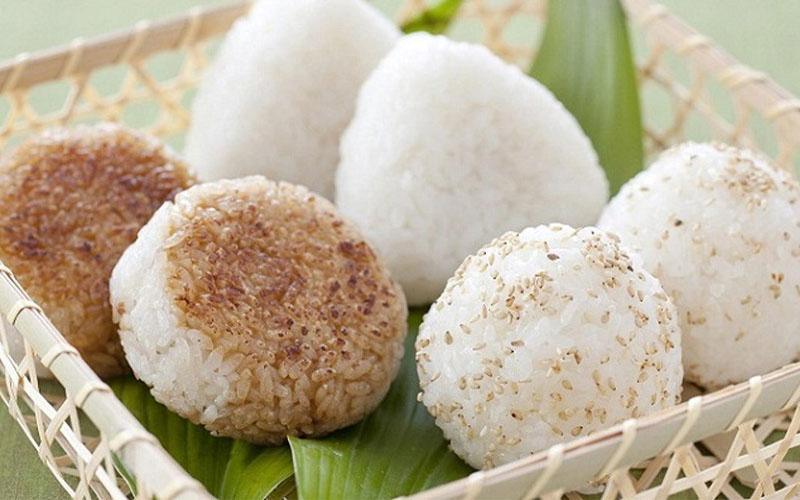 Khám phá công thức cơm nắm muối vừng thơm ngon, dễ dàng thực hiện tại nhà