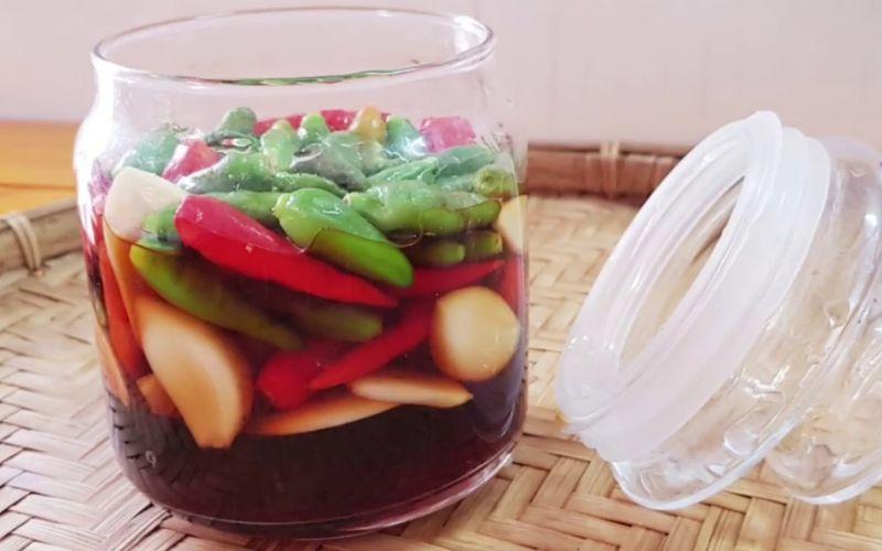 Khám phá cách làm ớt ngâm nước mắm thơm ngon, giữ được màu sắc tươi sáng, kết hợp tuyệt vời với củ kiệu để tạo nên món ăn hấp dẫn khó cưỡng.
