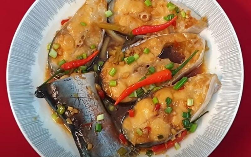 Khám phá cách chế biến món cá tra kho lạt đậm đà, giản dị mà vô cùng hấp dẫn, mang đậm dấu ấn miền Tây Nam Bộ.