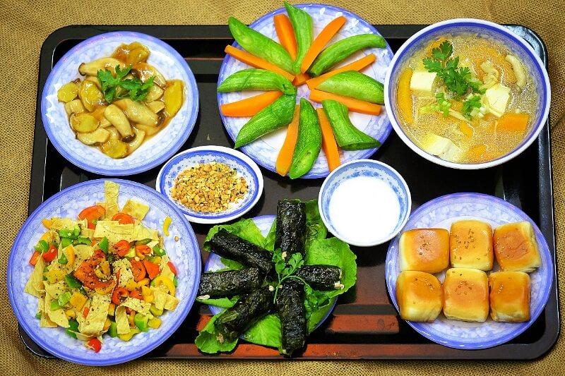 Cúng ông Công ông Táo nên chuẩn bị mâm cỗ mặn hay chay? Gợi ý một số món cúng cho phù hợp.