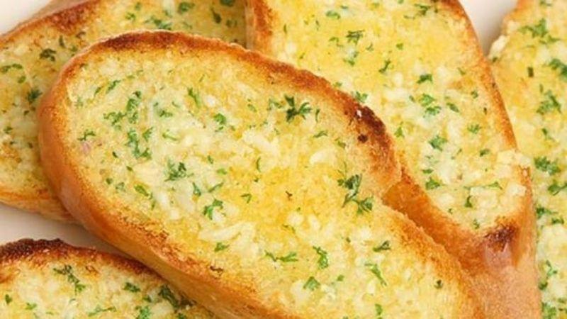 Biến tấu bánh mì cũ thành món ăn vặt giòn rụm và hấp dẫn