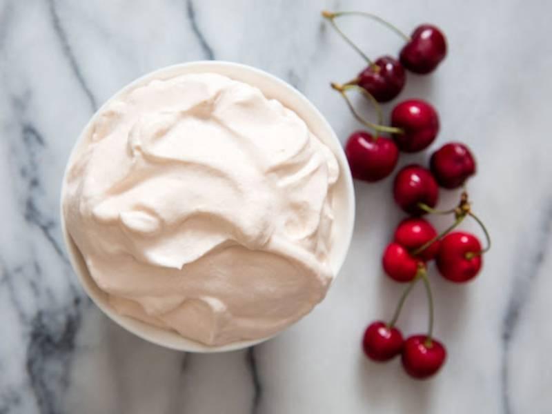 Whipped cream là gì? Hãy cùng khám phá sự khác biệt giữa Whipped cream và Whipping cream trong bài viết này.