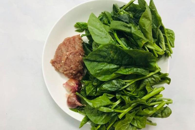 Công thức nấu canh rau mồng tơi thịt nạc thơm ngon, thanh mát từ chị Nguyên