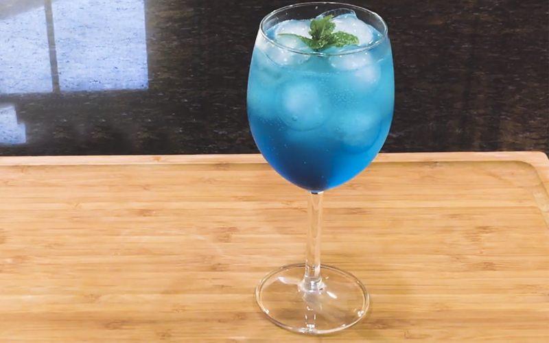 Khám phá công thức pha chế Deep Blue Soda, thức uống biển xanh tuyệt vời, mát lạnh và đầy mê hoặc.